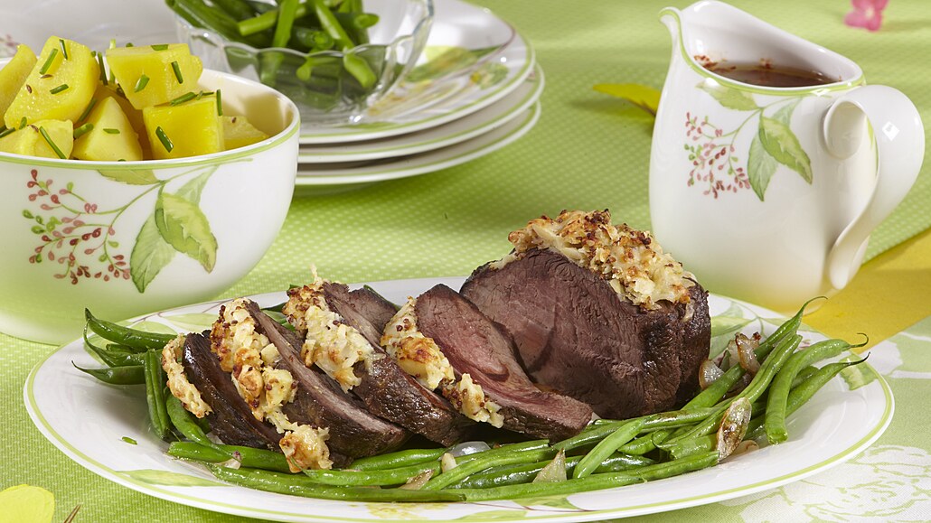 Hovzí peen s parmazánovou krustou a restovanými fazolkami