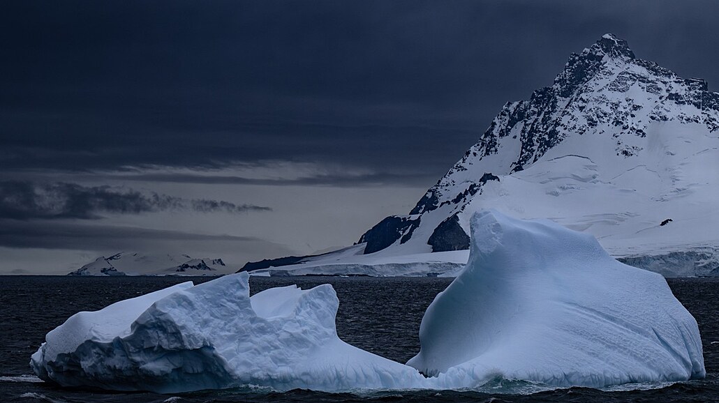Na ostrov Horseshoe Island na Antarktid jsou vidt tající ledovce. (8. února...