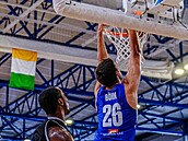 eský basketbalista David Böhm smeuje v zápase s Jordánskem.