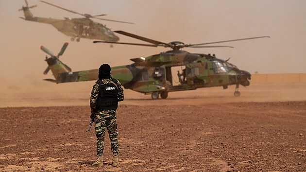 Příslušník francouzským speciálních jednotek na na základně Ouallam v Nigeru (15. července 2022)