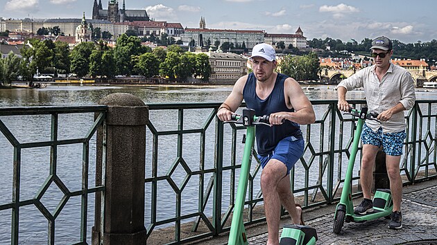 Turist v Praze na kolobkch.