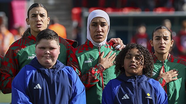 Nhajla Banznov z Maroka nastupuje k utkn na fotbalovm MS s hidbem.