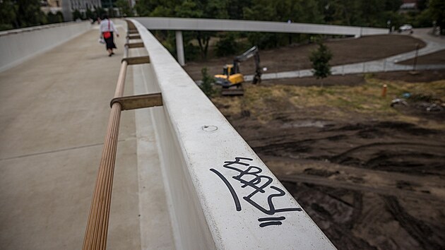 Pouh� t�i dny po otev�en� je dlouho o�ek�van� �tvanick� l�vka ji� otagovan� vandaly. Hlavn� m�sto situaci p�edpokl�dalo, proto l�vku nechalo vyrobit z dob�e �istiteln�ho materi�lu s povrchem pot�en�m antigraffiti n�t�rem. (31. �ervence 2023)