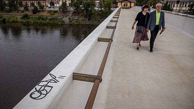 Pouh� t�i dny po otev�en� je dlouho o�ek�van� �tvanick� l�vka ji� otagovan� vandaly. Hlavn� m�sto situaci p�edpokl�dalo, proto l�vku nechalo vyrobit z dob�e �istiteln�ho materi�lu s povrchem pot�en�m antigraffiti n�t�rem. (31. �ervence 2023)