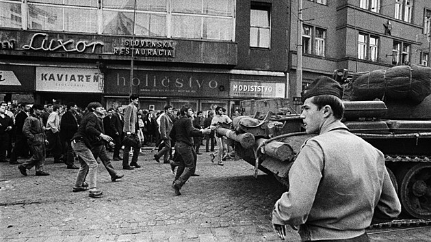 Tanky Varavsk smlouvy vpadly do eskoslovenska. Snmek pochz z Bratislavy. (21. srpna 1968)