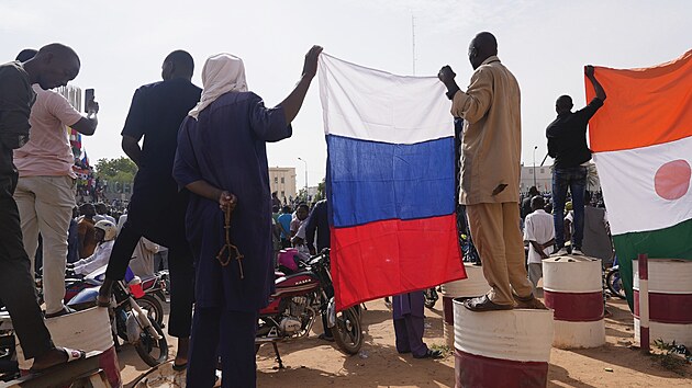 Demonstranti dr�� ruskou vlajku a transparenty b�hem shrom�d�n� na podporu pu�ist� v hlavn�m m�st� Niamey v Nigeru. (30. �ervence 2023)