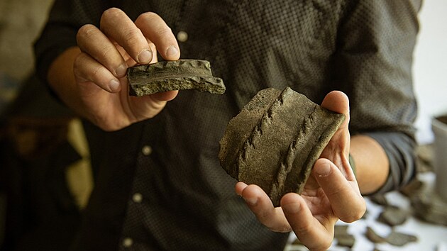 Oleh Tubolcev ukazuje nalezen lomky keramiky, nejsp z doby bronzov. (13. ervence 2023)