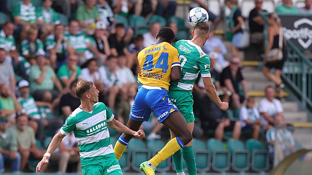 �to�n�k Bohemians Erik Prekop (vpravo) v hlavi�kov�m duelu s Dram�m z Teplic