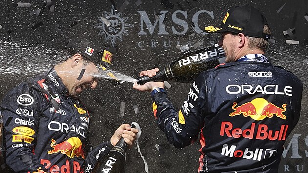 Max Verstappen (vpravo) zkrápí v Belgii šampaňským Sergia Péreze, svého parťáka...