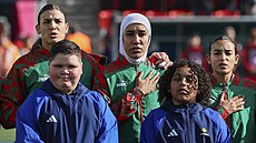 Núhajla Banzínová z Maroka nastupuje k utkání na fotbalovém MS s hidábem.