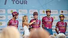 Karel Vacek (uprosted) pi prezentaci tým ped tetí etapou Czech Tour