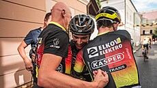 Adam �oupalík v objetí týmových koleg� slaví vít�zství ve �tvrté etap� Czech...