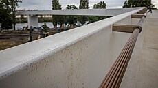 První graffiti se na lávce objevily t�sn� po otev�ení