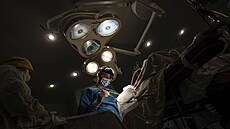 Neurochirurg Nikita Lombrozov operuje pacienta, který utrp�l zran�ní levé �ásti...