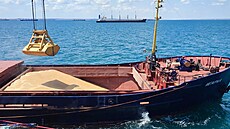 Obilí naložené na palubě nákladní lodi v přístavu Azovského moře v ruské...