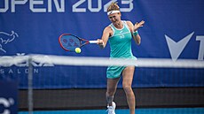 Marie Bouzková hraje forhend v prvním kole turnaje WTA v Praze. 