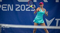 Lucie Havlíková hraje forhend v prvním kole turnaje WTA v Praze.