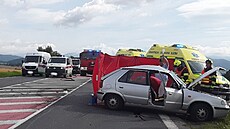 P�i srá�ce dvou osobních aut na takzvaném bludovském kopci jeden ze �ofér�...