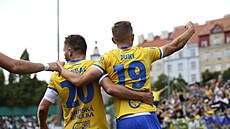 Robert Jukl (vpravo) z Teplic slaví druhý gól do sít� Bohemians po boku...