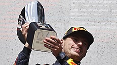 Max Verstappen s trofejí pro vítze Velké ceny Belgie