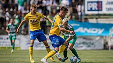 Luká� Mare�ek z Teplic uniká s balónem u nohy v utkání proti Bohemians