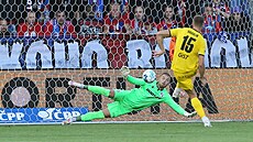 Plze�ský gólman Jind�ich Stan�k likviduje penaltu Daniela Va�ulína z Hradce