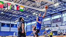 eský basketbalista Viktor Plpán útoí na jordánský ko.
