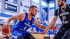 eský basketbalista Matj Svoboda v zápase s Jordánskem