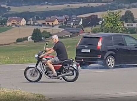 Petr Pavel na motorce bez helmy.