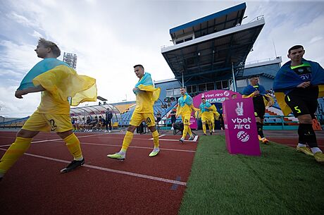 Do zápasu vstupují hrái i rozhodí zahalení v ukrajinských vlajkách a ped...