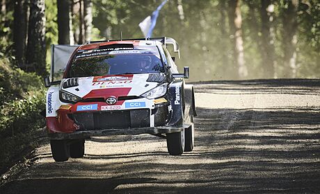Elfyn Evans se spolujezdcem Scottem Martinem a jejich Toyota na Finské rallye.