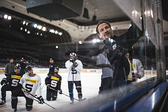 Nový trenér hokejist praské Sparty Pavel Gross vede svence bhem pípravy.