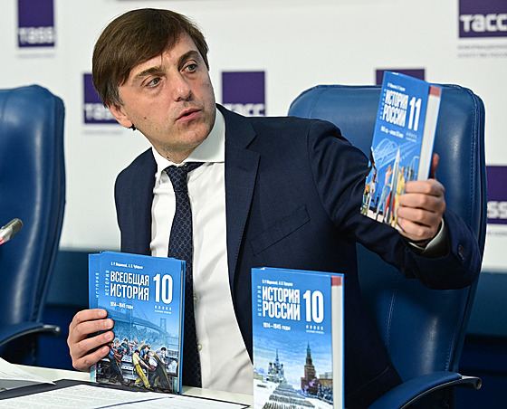 Ruský ministr kolství Sergej Kravcov v Moskv pedstavuje nové uebnice...