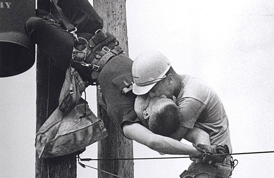 Snímek Polibek ivota z ervence 1967 od amerického fotografa Rocca Morabita