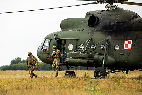 Amerití vojáci vystupují z vrtulníku Mil Mi-8 bhem cviení NATO v polském...