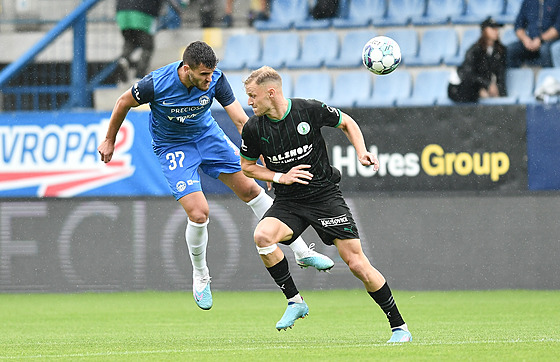 Liberecký obránce Mat�j Chalu� (vlevo) a David Pu�ká� z Bohemians