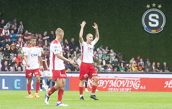 Pardubití fotbalisté se radují z gólu Ladislava Krobota (vpravo) proti Spart.