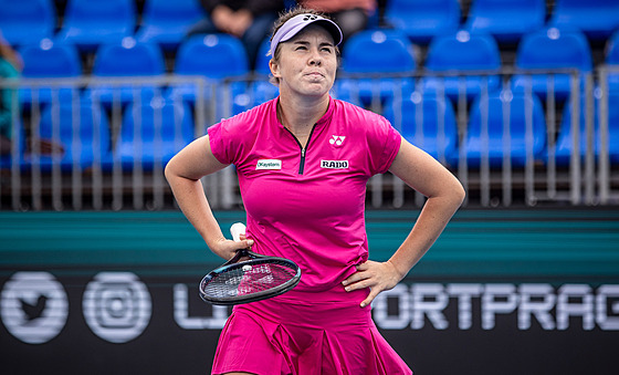 eská tenistka Linda Nosková se zlobí ve finále turnaje WTA v Praze.