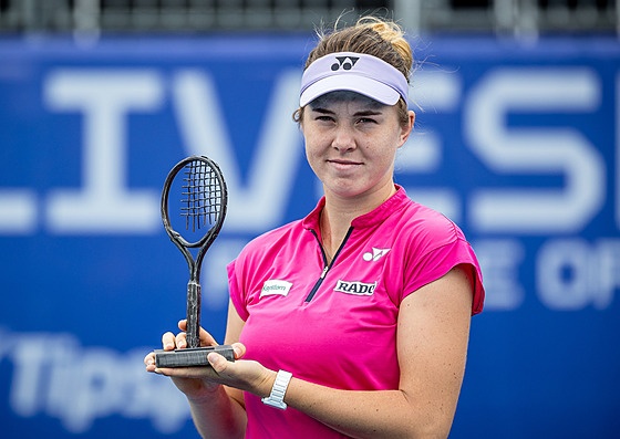 �eská tenistka Linda Nosková pózuje s trofejí pro pora�enou finalistku turnaje...