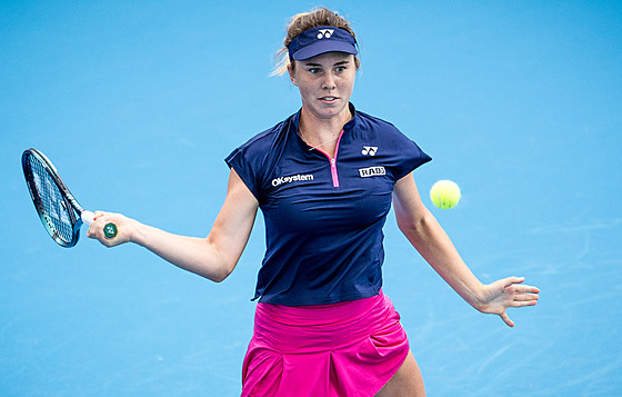 eská tenistka Linda Nosková hraje forhend v semifinále turnaje WTA v Praze.