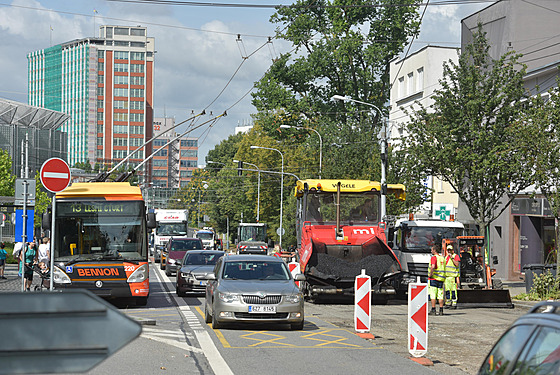 tvrtým týdnem pokraují na hlavním tahu Zlínem opravy silnice. (ervenec 2023)