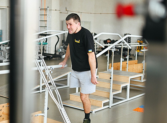 Rehabilita�ní centrum ve Lvov� pro ukrajinské vojáky s amputovanými kon�etinami...