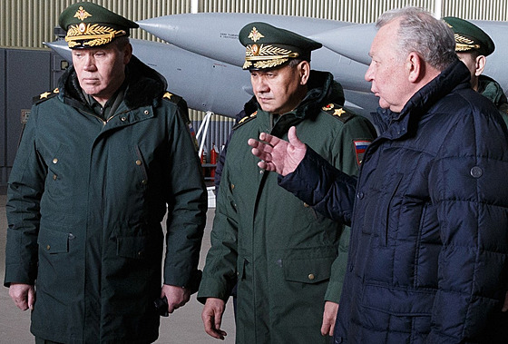 Ruský ministr obrany Sergej ojgu a náelník ruského generálního tábu Valerij...