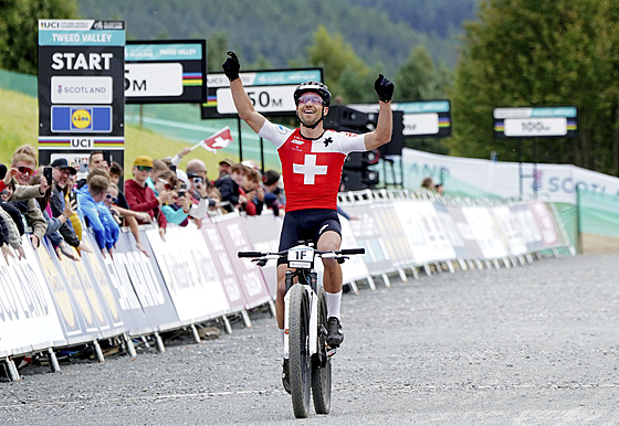 výcarský cyklista Nino Schurter se raduje v cíli závodu tafet na MS horských...