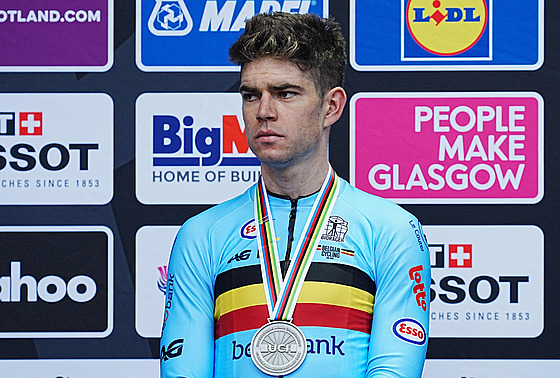 Belgický cyklista Wout van Aert se stíbrnou medailí z mistrovství svta v...