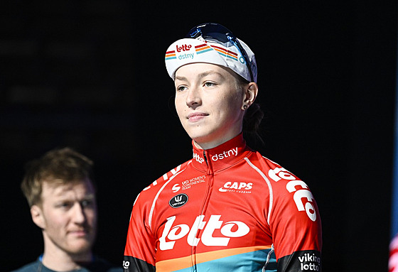 Kristýna Burlová v dresu týmu Lotto Dstny ped startem klasiky Omloop Het...