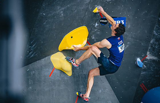 Adam Ondra v kvalifikaci boulderingu na MS v Bernu.