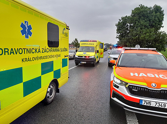 Váná nehoda dvou osobních aut na I/35 u Rozbic na Královéhradecku (1. srpna...