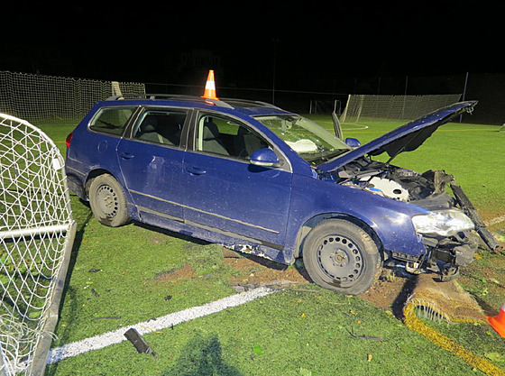 �idi� havaroval v Kostelci nad Orlicí na h�i�ti s um�lou trávou. (3. srpna 2023)