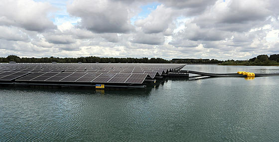 Plovoucí elektrárna solárního parku Uivermeertjes nedaleko nizozemského...